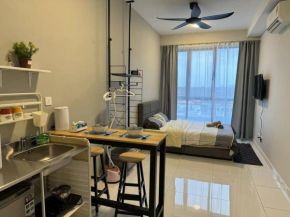 Cozy Sky Trees Bukit Indah Netflix and Amenities B06